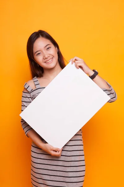 Young Asian woman with white blank sign. — Stock Photo, Image