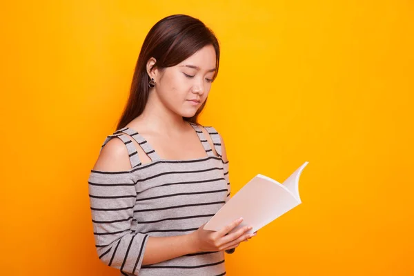 Jovem mulher asiática ler um livro . — Fotografia de Stock