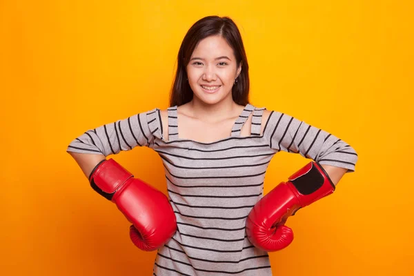 Joven mujer asiática con guantes de boxeo rojos . —  Fotos de Stock