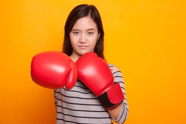 Joven mujer asiática con guantes de boxeo rojos . —  Fotos de Stock