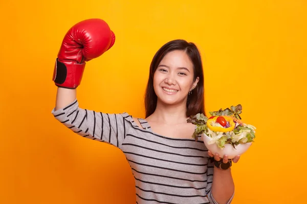 Joven mujer asiática con guante de boxeo y ensalada . —  Fotos de Stock