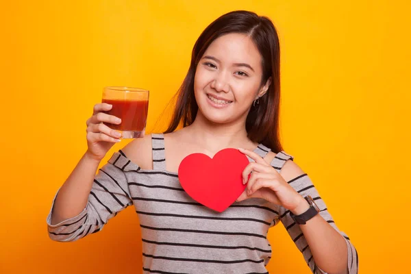 Fiatal ázsiai nő a paradicsom levet és piros szív. — Stock Fotó