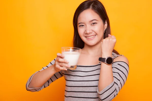 Friska asiatisk kvinna dricka ett glas mjölk. — Stockfoto