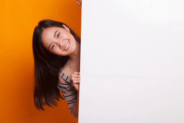 Mladá asijská žena s prázdný znak. — Stock fotografie