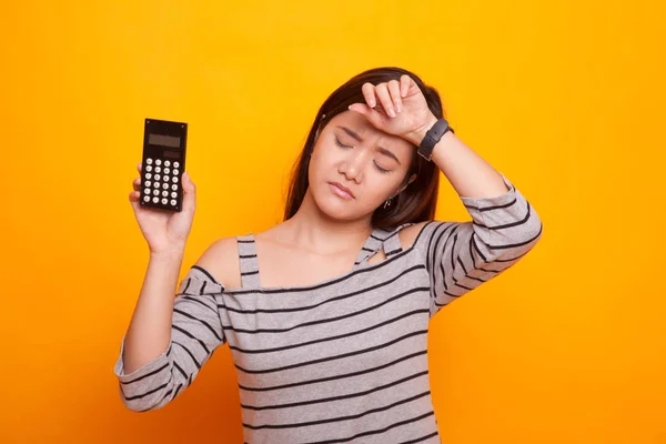 Femme asiatique a mal à la tête avec calculatrice . — Photo