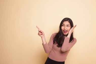 Boşluk noktasına heyecanlı Asyalı kadın.