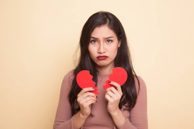 Güzel genç Asyalı kadın ile kırık kalp.