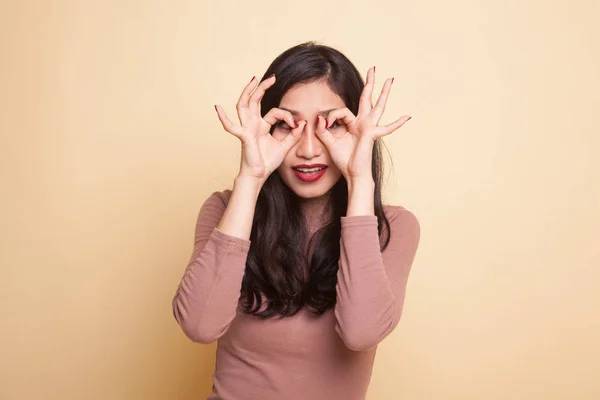 Mujer asiática hacer divertido doble OK signo como gafas . — Foto de Stock