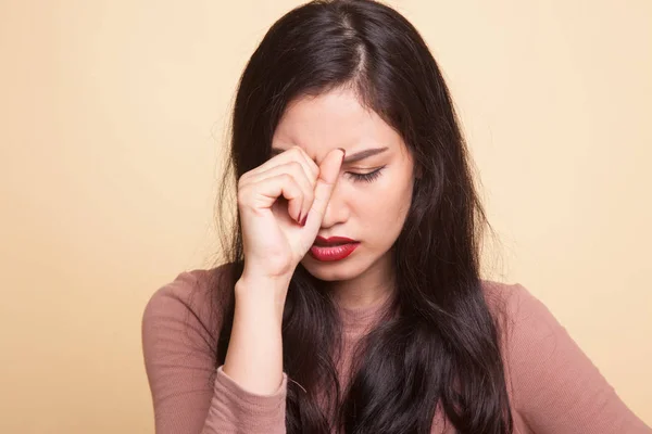 Jonge Aziatische vrouw kreeg zieken en hoofdpijn. — Stockfoto