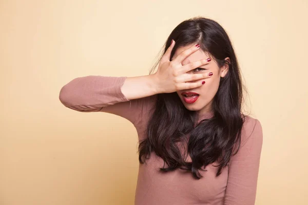 Beautiful young Asian woman peeking through fingers. — Stock Photo, Image