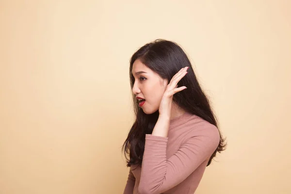 Belle jeune femme asiatique écouter quelque chose . — Photo