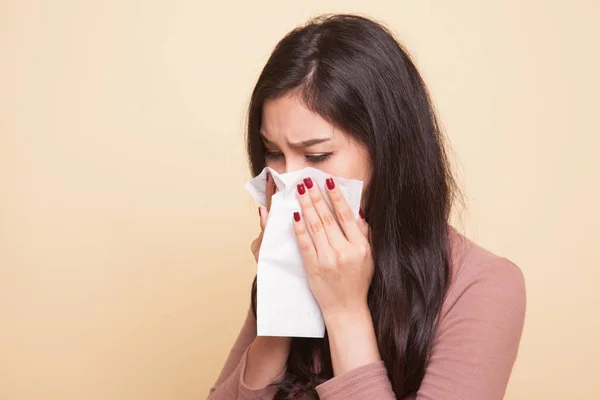 Wanita Asia muda jatuh sakit dan flu . — Stok Foto