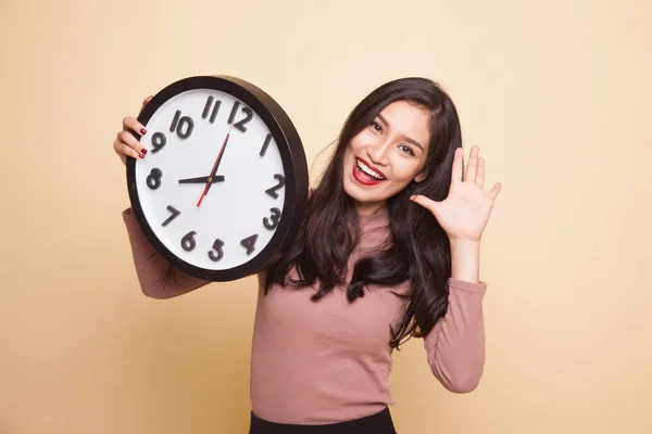 Feliz joven asiática mujer con un reloj . —  Fotos de Stock
