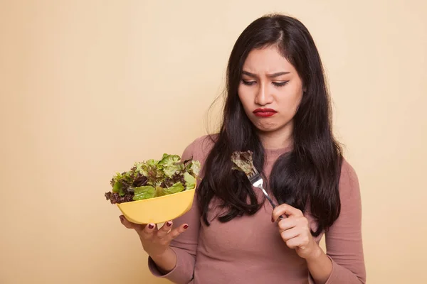 健康的亚裔女子和沙拉. — 图库照片