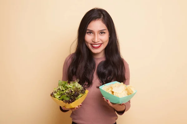 Ung asiatisk kvinna med klocka och sallad. — Stockfoto