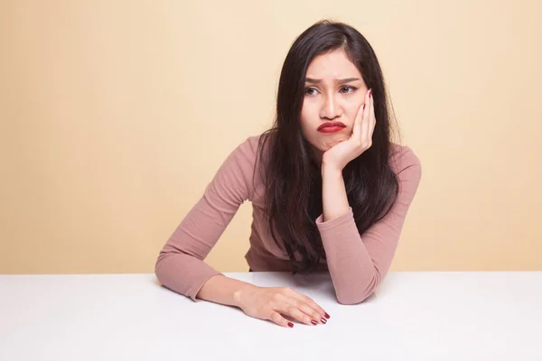 ショッピング バッグと空白のカードを持つ若いアジア女性. — ストック写真