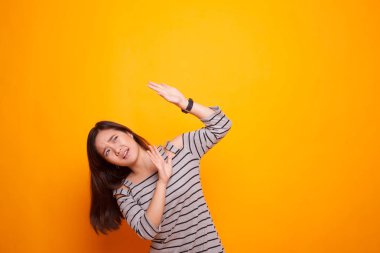 Heyecanlı genç Asyalı kadın aramak.