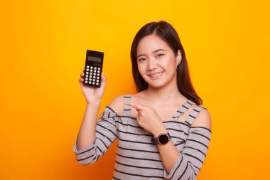 Hesap makinesi noktasına Asyalı kadın.