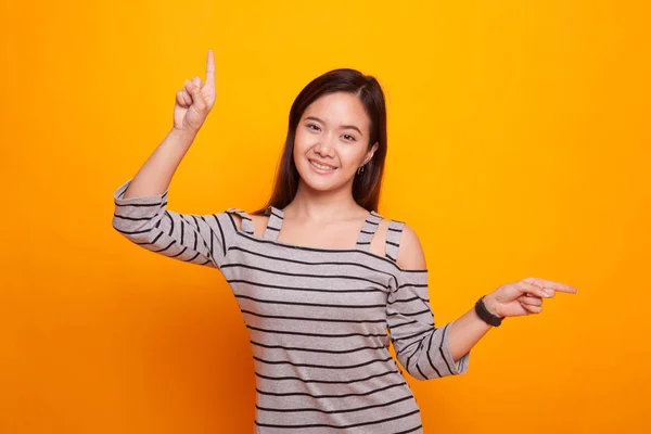 Ung asiatisk kvinna punkt med två händer. — Stockfoto
