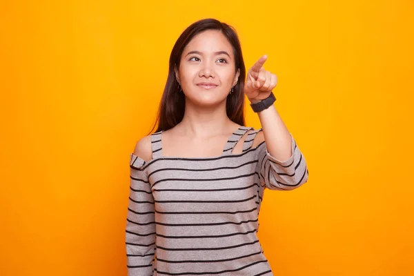 Asiatisk kvinna att trycka på skärmen med fingret. — Stockfoto