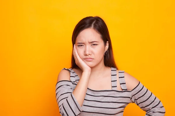 Ung asiatisk kvinna fick tandvärk. — Stockfoto