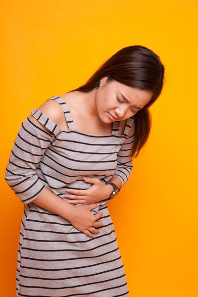 Jeune femme asiatique a mal à l'estomac . — Photo