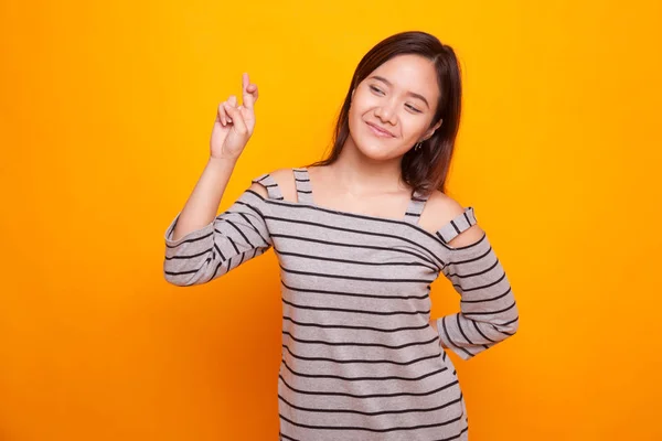 Güzel genç Asyalı kadın çapraz parmak. — Stok fotoğraf