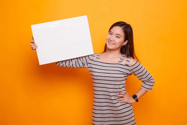 Junge asiatische Frau mit weißem Blankoschild. — Stockfoto