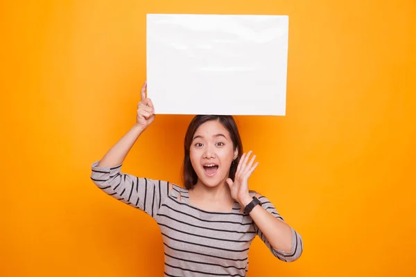 Młoda kobieta azjatyckich niespodzianka z biały znak puste. — Zdjęcie stockowe