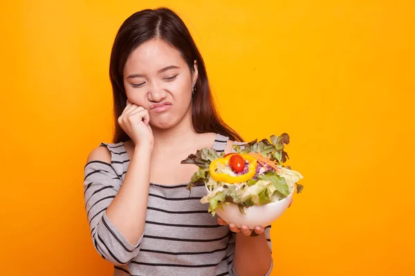 Mujer asiática odio ensalada . — Foto de Stock