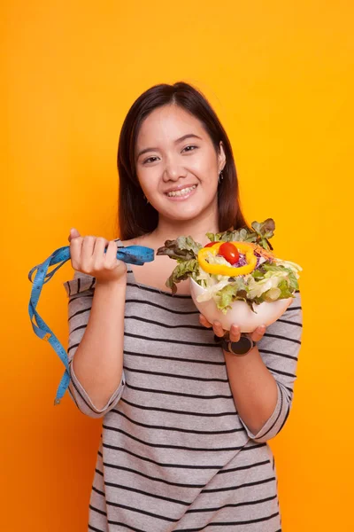 Zdravé Asijské žena s měřicí pásky a salátem. — Stock fotografie