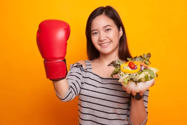 年轻的亚裔女子拳击手套与沙拉. — 图库照片