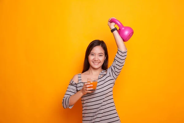 Giovane donna asiatica con manubri bere succo d'arancia . — Foto Stock