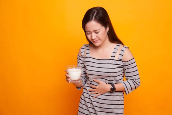 Bir bardak süt içme Asyalı kadın mide ağrısı var. — Stok fotoğraf