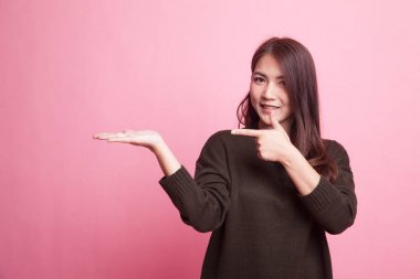 Güzel genç Asyalı kadın noktası el palm.