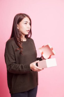 Genç Asyalı kadın açık bir hediye kutusu.