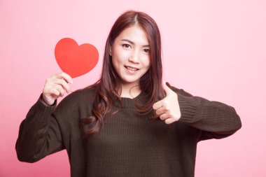 Asyalı kadın başparmak yukarıya ile kırmızı kalp.