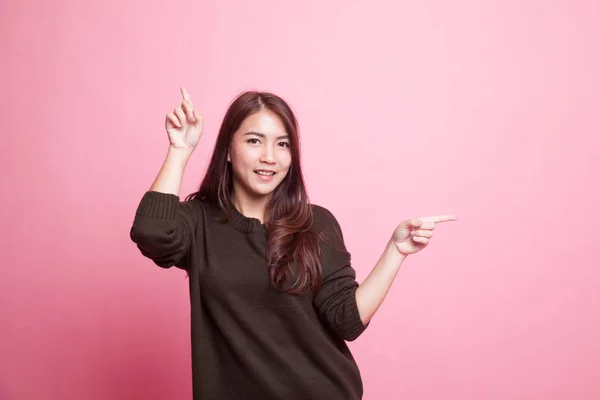 Jonge Aziatische vrouw punt met twee handen. — Stockfoto