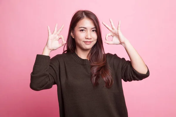Asyalı kadın Çift Ok işaret ve gülümseme göster. — Stok fotoğraf