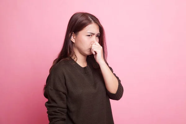 Νέα ασιατική γυναίκα που κρατά τη μύτη λόγω μια κακή μυρωδιά. — Φωτογραφία Αρχείου