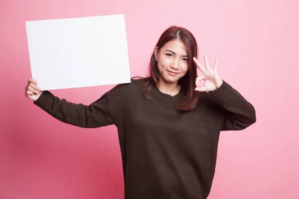 Jovem mulher asiática mostrar OK com sinal em branco . — Fotografia de Stock