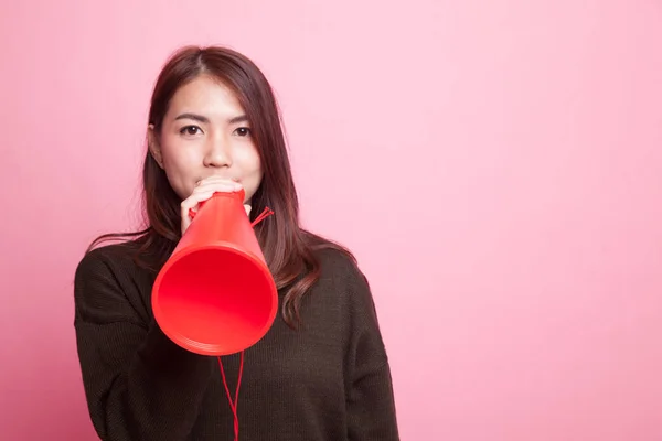 Mooie jonge Aziatische vrouw kondigen met megafoon. — Stockfoto