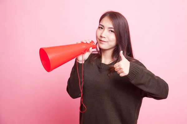 Красивая молодая азиатка показывает большие пальцы вверх объявить с мегафоном — стоковое фото