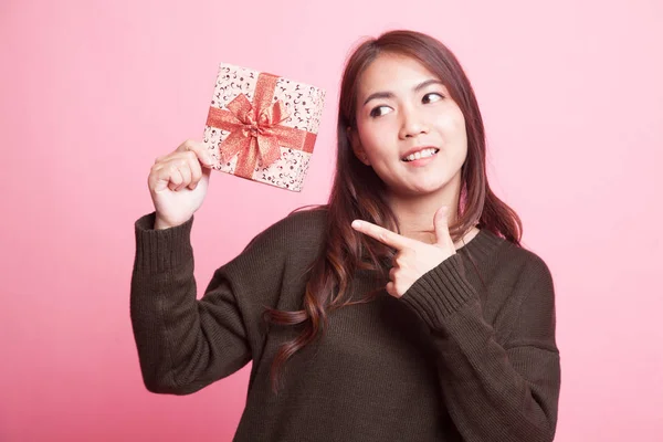Young Asian woman with a gift box. — Stock Photo, Image