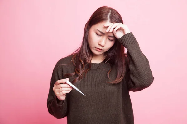 Ung asiatisk kvinna fick sjuka och influensa. — Stockfoto