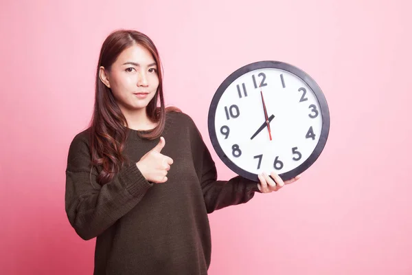 Mladá asijská žena palec nahoru s hodinami. — Stock fotografie