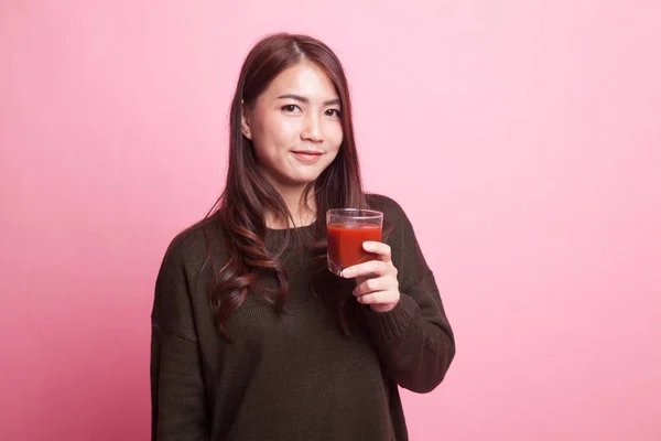 Jovem mulher asiática beber suco de tomate . — Fotografia de Stock