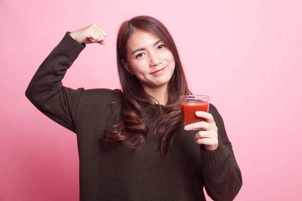 トマト ジュースと強い健康なアジア女性. — ストック写真