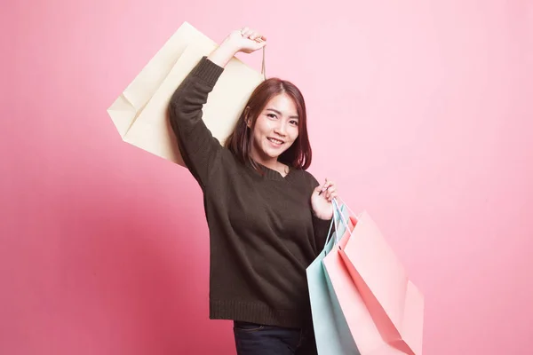 若いアジア女性の買い物袋に満足して. — ストック写真