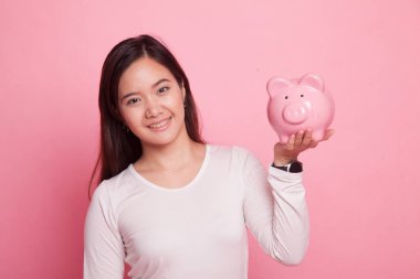 Bir domuz para banka ile genç Asyalı kadın.